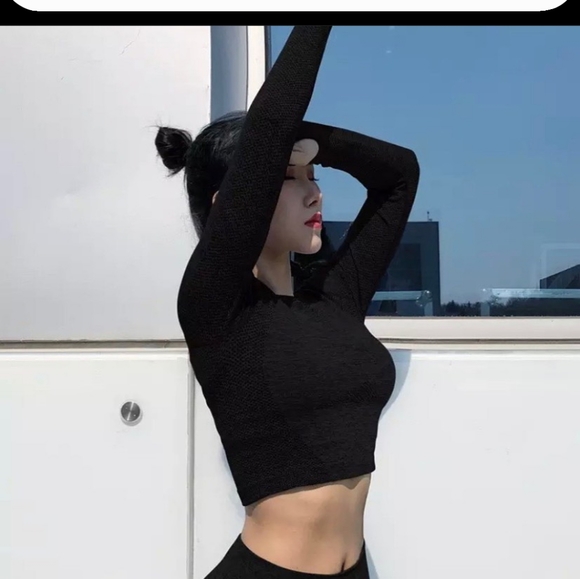 LM Activewear CropTop - Picture 2 of 5